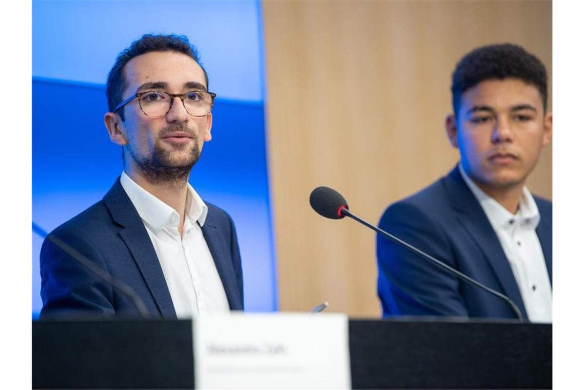 Usamah Hammoud (l) und Leandro Cerqueira Karst bei der Bundesschülerkonferenz. Foto: Sebastian Gollnow/dpa