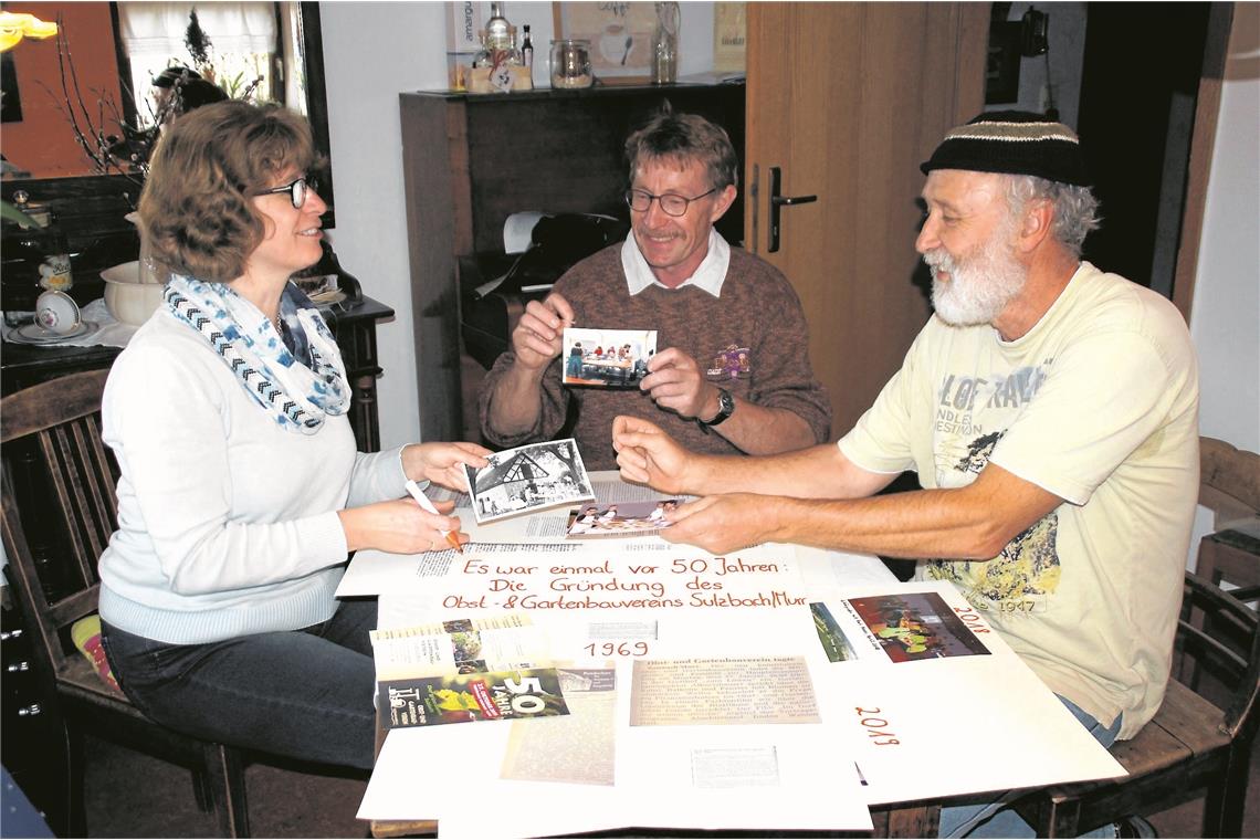 Uschi und Gerhard Wieland stellen mit Arthur Hubich (rechts) die Schautafeln zur Chronik zusammen. Mitglieder haben dafür Fotos zur Verfügung gestellt, in den Archiven von Zeitung und Gemeinde wurde nach Texten gestöbert. Foto: U. Gruber