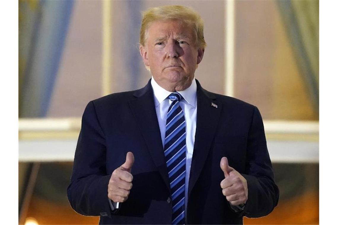 Trump demonstriert nach Klinik-Aufenthalt Stärke US Präsident Donald Trump streckt die Daumen nach oben auf dem Balkon vor dem Blue Room. Foto: Alex Brandon/AP/dpa