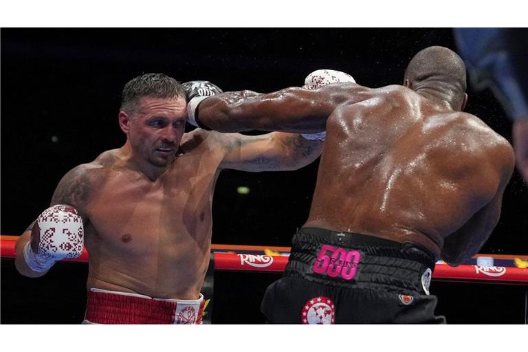 Usyk (l.) hält jetzt die Gürtel der vier wichtigsten Box-Verbände.