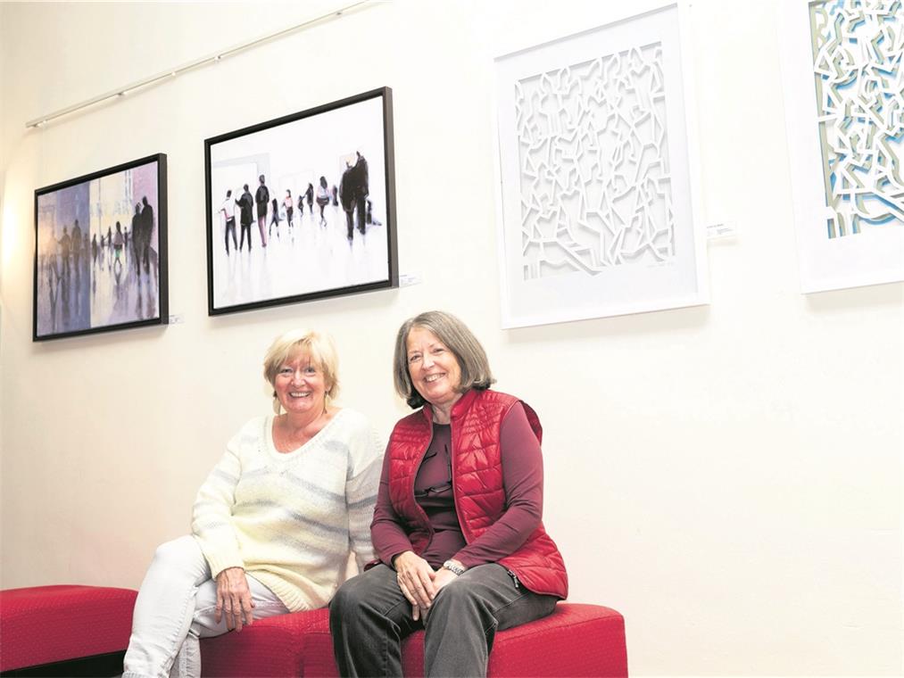 Ute Kunze (links) und Isabell von Wedel zeigen ihre Werke im Rathaus Oppenweiler. Foto: J. Fiedler