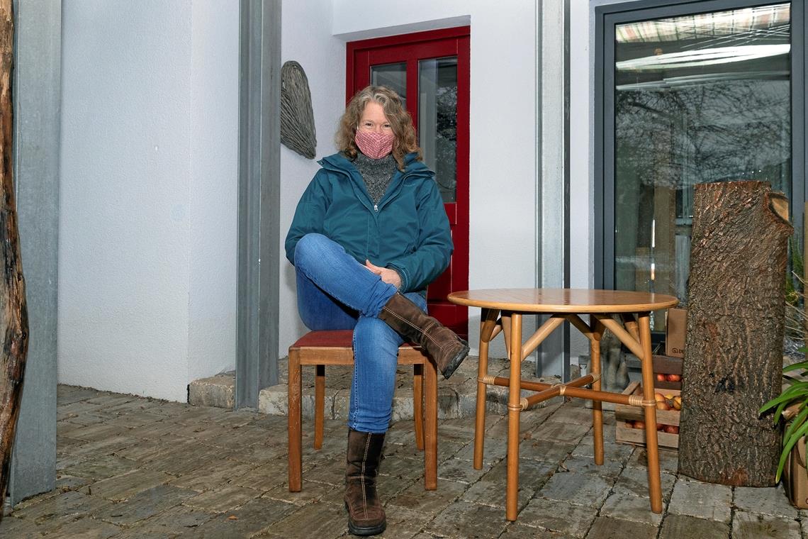 Zu E-Bay-Kleinanzeigen statt in den Laden Ute Süß-Blessing verkauft Möbel übers Internet. Während der Coronapandemie erfolgt die Übergabe auf ihrer Terrasse im Garten – mit Maske, versteht sich. Foto: J. Fiedler