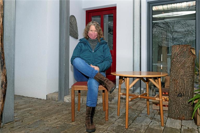Ute Süß-Blessing verkauft Möbel übers Internet. Während der Coronapandemie erfolgt die Übergabe auf ihrer Terrasse im Garten – mit Maske, versteht sich. Foto: J. Fiedler