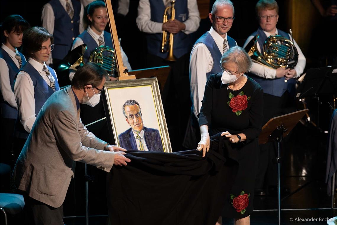 Ute Ulfert und Heinz Franke enthüllen das Porträt des neuen Ehrenbürgers.