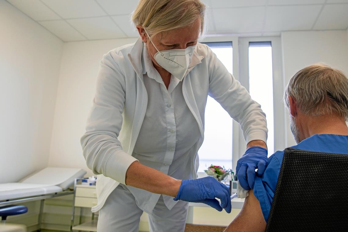 Ute Ulfert verabreicht in ihrer Praxis in Backnang einem Patienten eine Spritze zur Grippeschutzimpfung. Foto: A. Becher