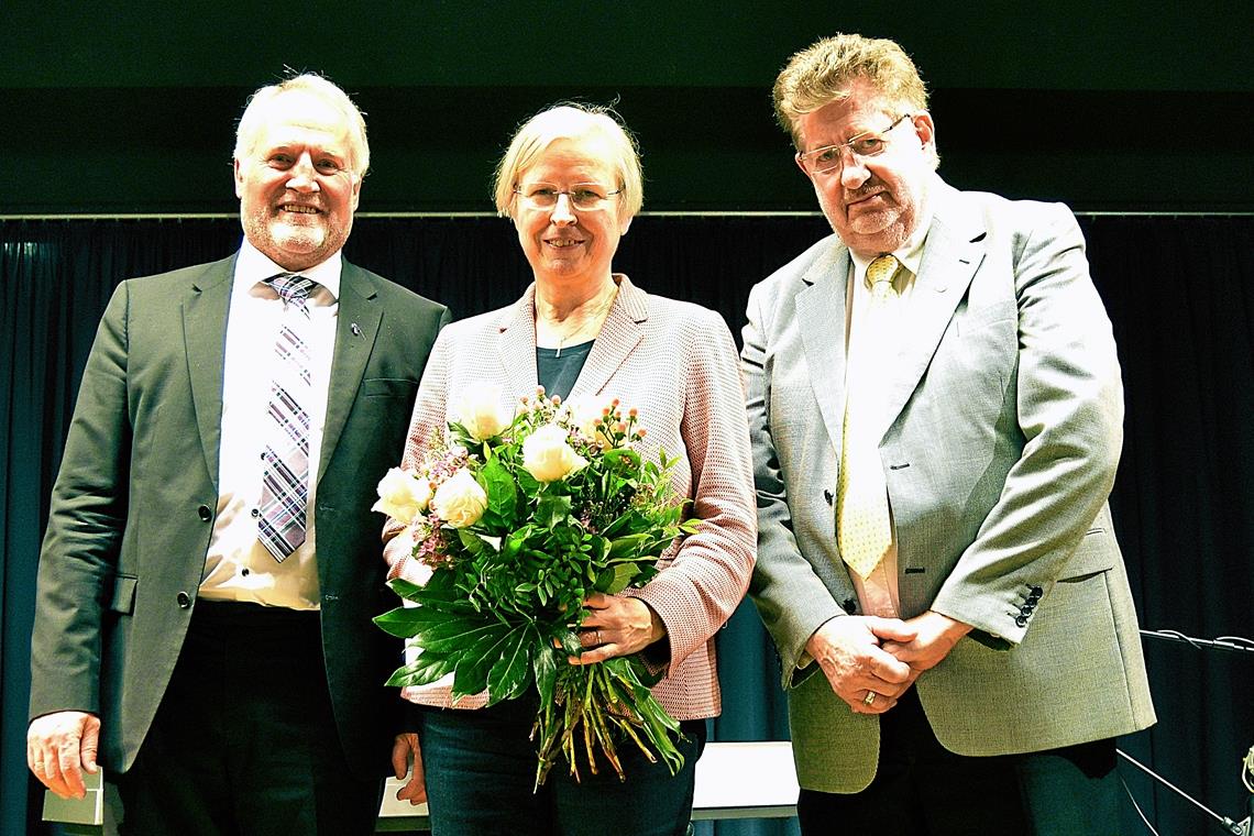 Ute Ulfert, Vorsitzende des Kirchengemeinderats der evangelischen Stiftskirchengemeinde Backnang, und Dekan Braun. Ulfert wurde für ihr ehrenamtliches Engagement besonders gewürdigt.