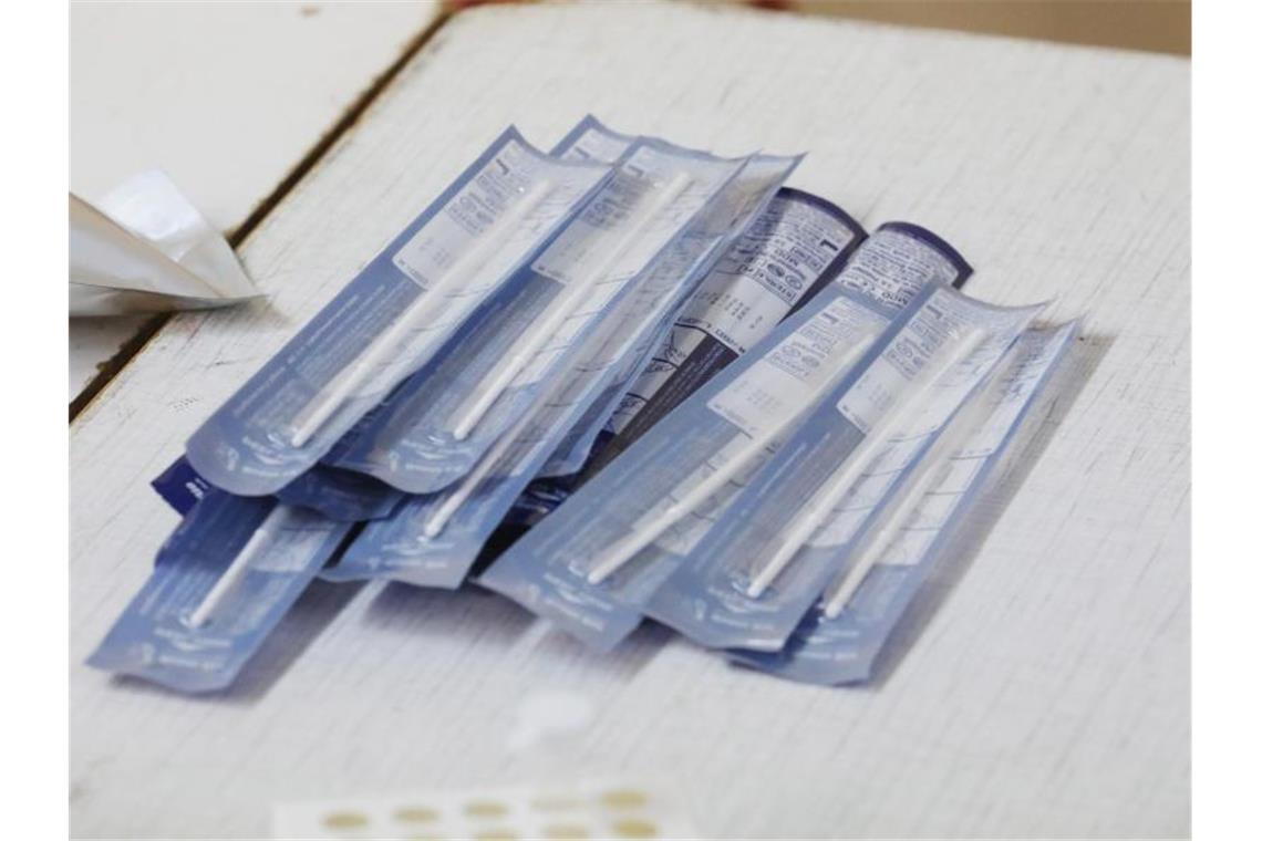 Coronavirus: Erstmals Massentests von Kindern und Erziehern Utensilien für Corona-Schnelltests liegen auf einem Tisch in den Räumen eines Kindergartens in Hildburghausen. Hier beginnt das Testen bei Schülern, Lehrern und Kita-Kindern. Foto: Bodo Schackow/dpa-Zentralbild/dpa