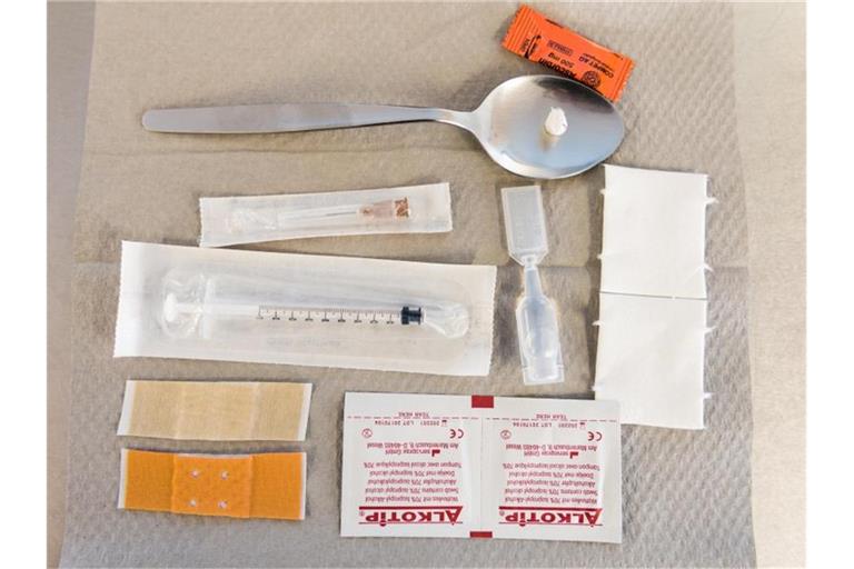 Utensilien für den Konsum von Drogen liegen in einem Drogenkonsumraum. Foto: Christophe Gateau/dpa