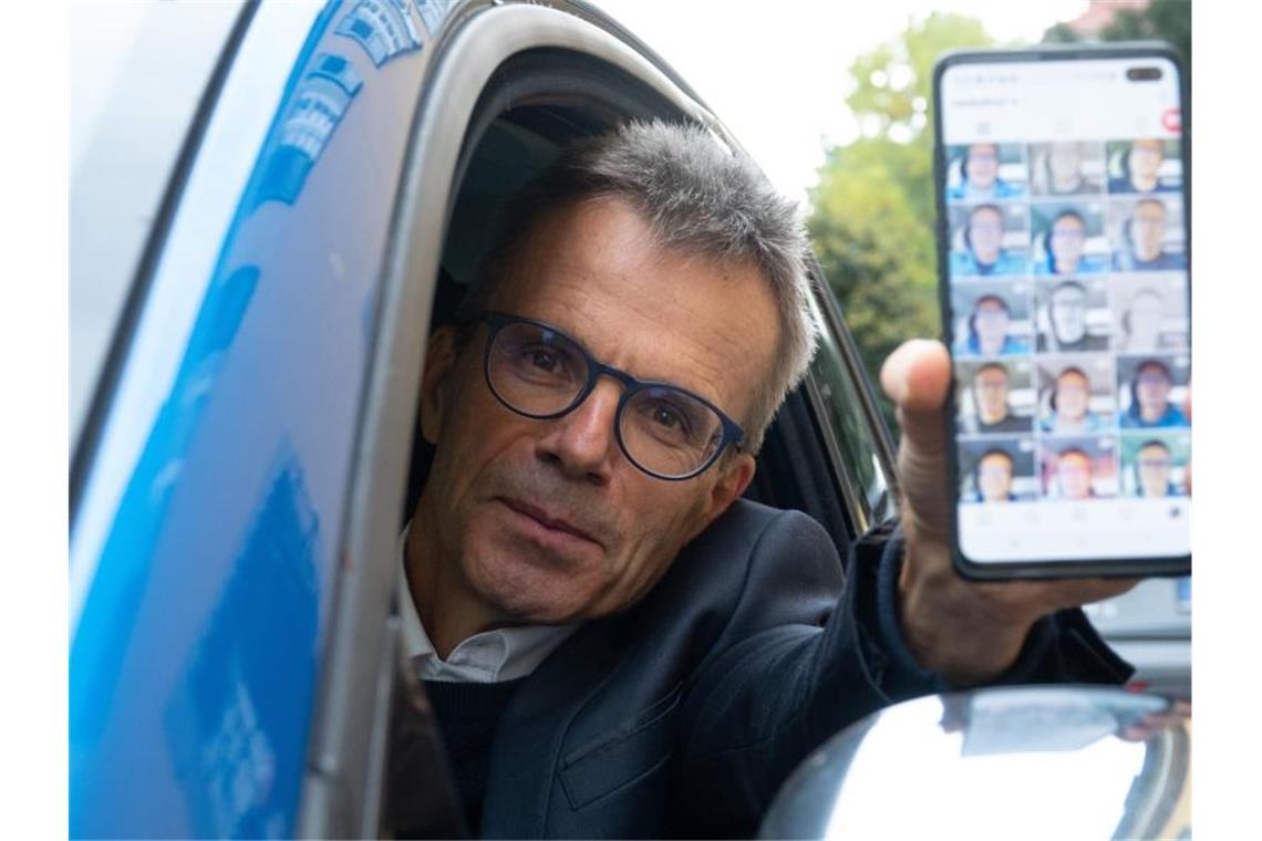Uwe Baltner sitzt in seinem Auto und zeigt auf seinem Handy sein Instagram-Profil. Foto: Gregor Bauernfeind/dpa/Archivbild