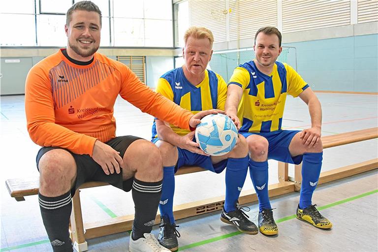 Uwe Bossert (Mitte) gibt den Ball als Leiter der Bürgermeisterelf an Daniel Bogner (links) und Kevin Dispan weiter. Foto: Tobias Sellmaier