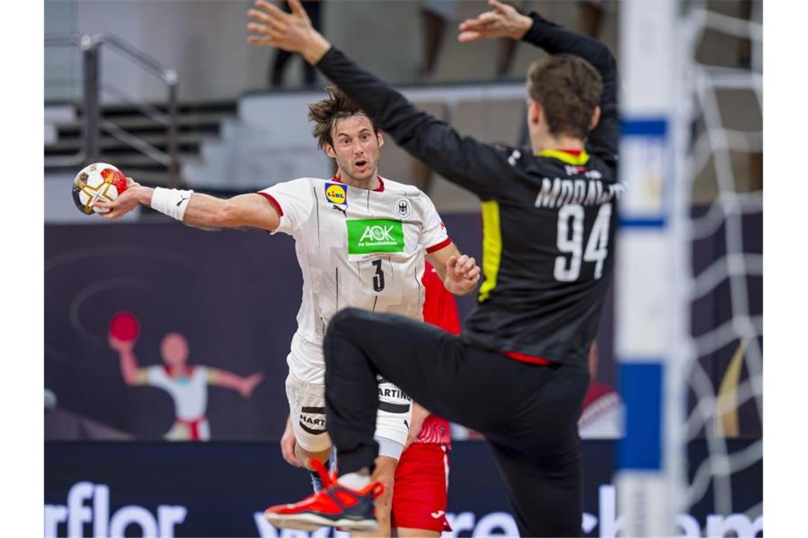 Uwe Gensheimer (l) kam mit Deutschlands Handballern nicht über ein Remis gegen Polen hinaus. Foto: Sascha Klahn/dpa
