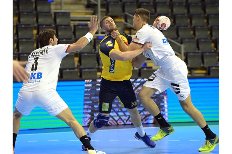 Uwe Gensheimer (l) und Sebastian Heymann (r) dürfen weiter auf die Olympia-Teilnahme mit Deutschlands Handballern hoffen. Foto: Soeren Stache/dpa-Zentralbild/dpa