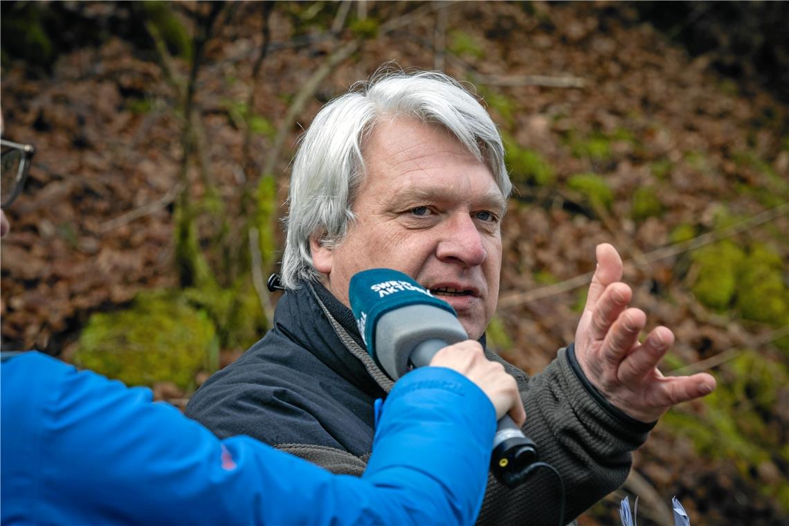 Neues Projekt für die Artenvielfalt im Rottal Uwe Hiller vom Umweltschutzamt des Landratsamts erklärt auch dem Fernsehteam die Vorteile einer Pfeifengraswiese.