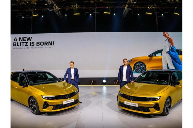 Uwe Hochgeschurtz (l), Opelchef in Deutschland, und Jürgen Klopp, Trainer des FC Liverpool und Markenbotschafter, präsentieren den neuen Opel Astra im Opelwerk Rüsselsheim. Foto: Andreas Arnold/dpa