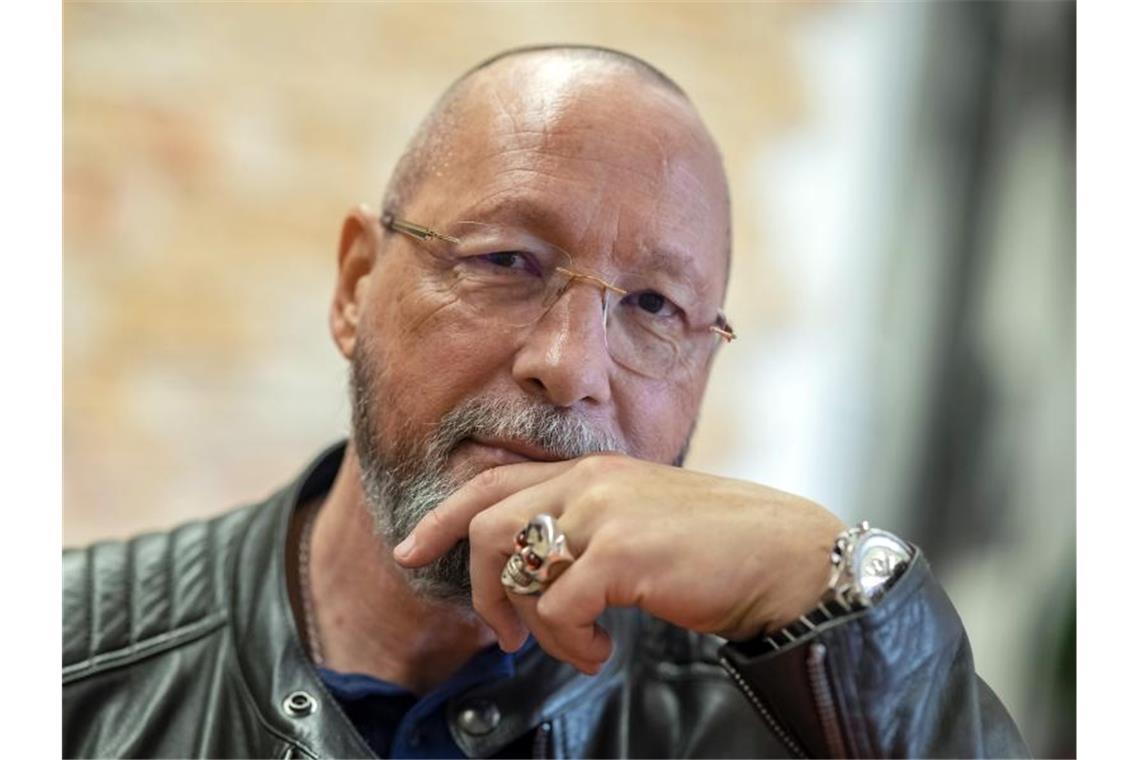 Uwe Hück hat nun das Grundgesetz auf dem Oberarm Uwe Hück, ehemaliger SPD-Politiker und früherer Porsche-Betriebsratschef, aufgenommen in einem Sportstudio der Lernstiftung Hück. Foto: Uli Deck/dpa/Archiv