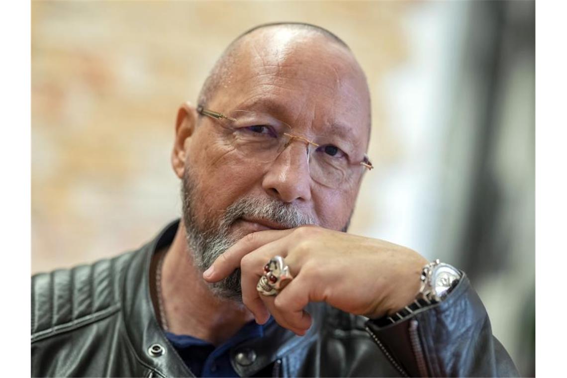 Muss Delegiertenwahl bei Pforzheimer SPD wiederholt werden? Uwe Hück (SPD) blickt in die Kamera. Foto: Uli Deck/dpa/Archivbild