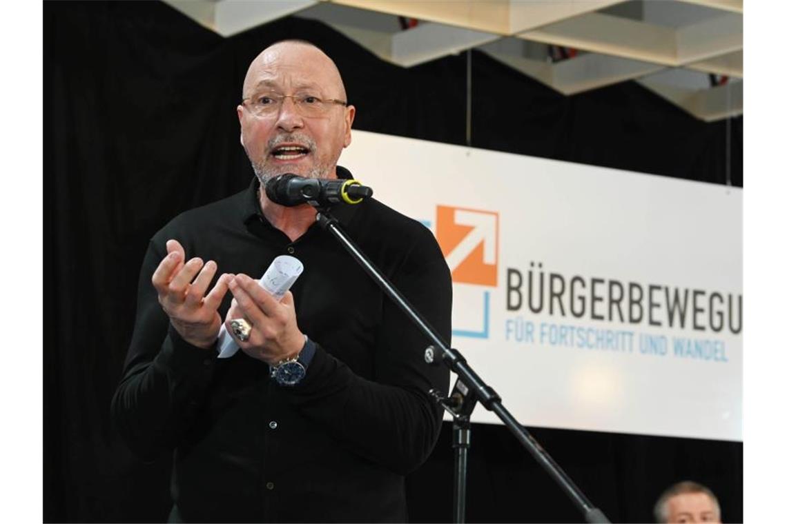 Neue Partei von Uwe Hück setzt auf bisherige Nichtwähler Uwe Hück spricht bei der Gründung der „Bürgerbewegung für Fortschritt und Wandel“. Foto: Uli Deck/dpa