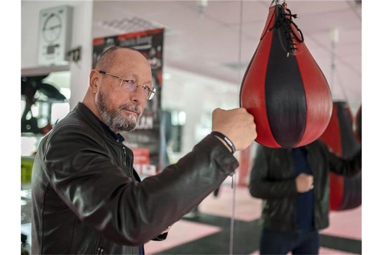Uwe Hück steht in einem Sportstudio. Foto: Uli Deck/dpa/Archivbild