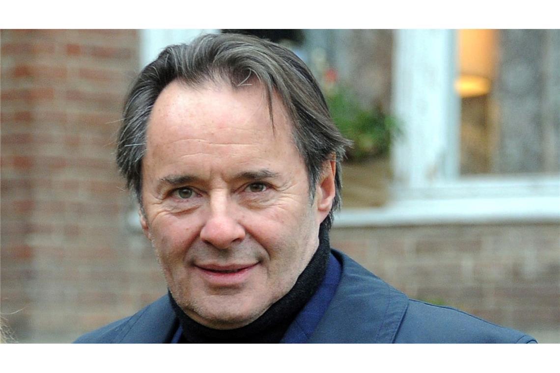 Uwe Kockisch - hier am Set - spielte auch in der ARD-Serie "Weissensee".