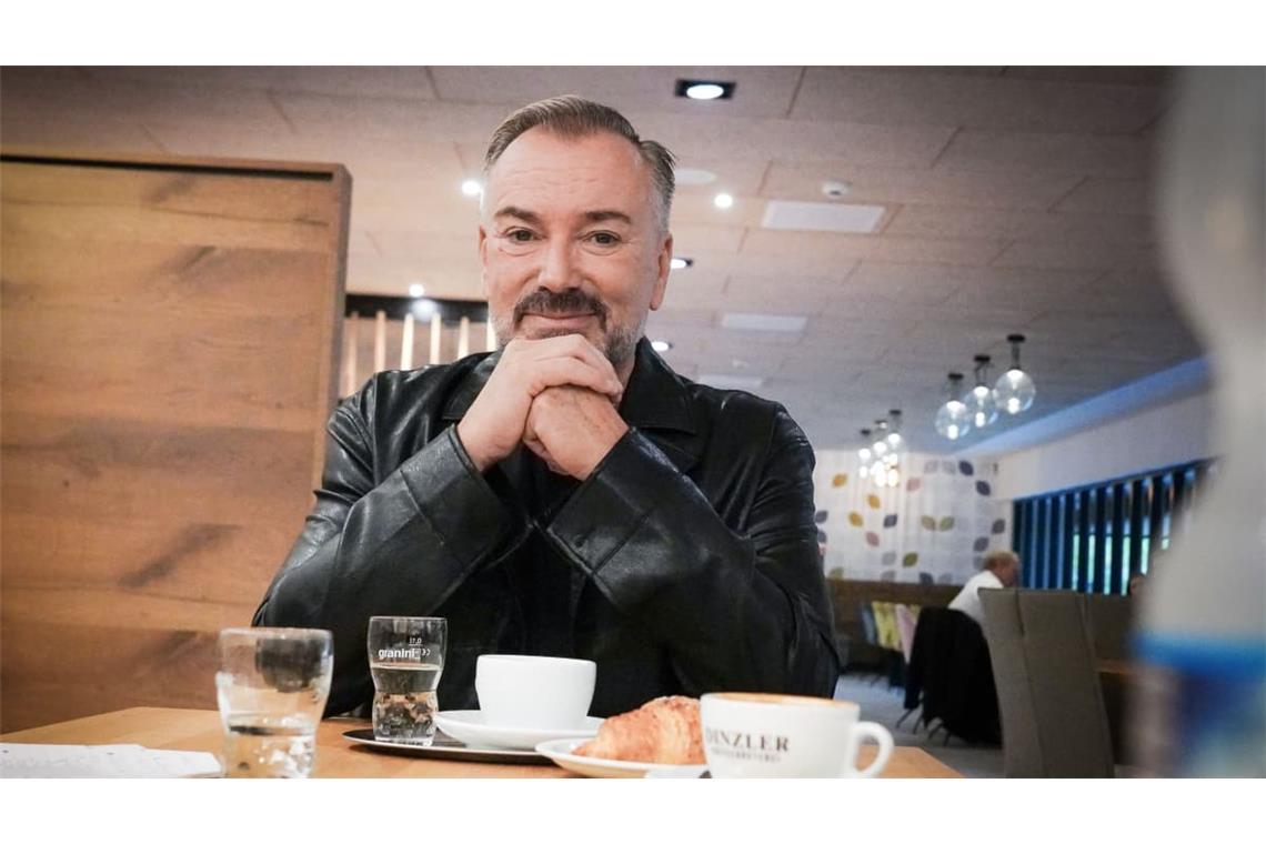 Uwe Kröger kehrt 2027 für einige Auftritte im Pop-Musical „&amp; Julia“ nach Stuttgart zurück. In der Pressehaus-Cafeteria schwärmt er&nbsp; von der positiven Botschaft des Stücks.