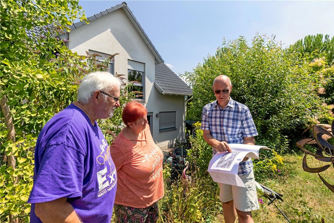Uwe Schelling (rechts), ehemaliger Geschäftsführer der Energieagentur, empfiehlt Claudia und Roland Peyer eine Fotovoltaikanlage. Foto: Alexander Becher