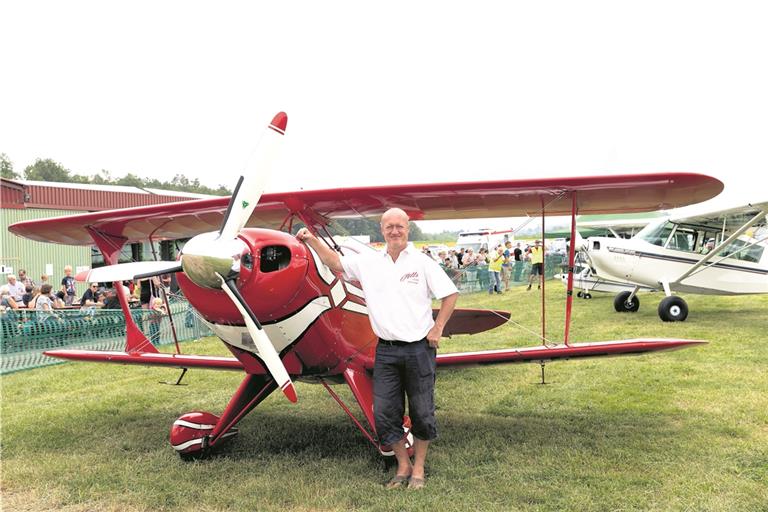 Uwe Schreyer drehte mit seinem 360 Kilometer schnellen feuerroten Curtis Pitts-Kunstflugdoppeldecker Loopings und andere tollkühne Manöver am Himmel. Fotos: J. Fiedler