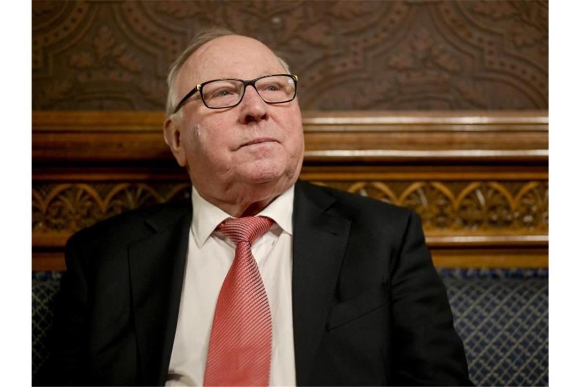 Uwe Seeler: HSV hat sich „bis auf die Knochen blamiert“ Uwe Seeler ärgert sich über den verpassten Aufstieg des Hamburger SV. Foto: Axel Heimken/dpa