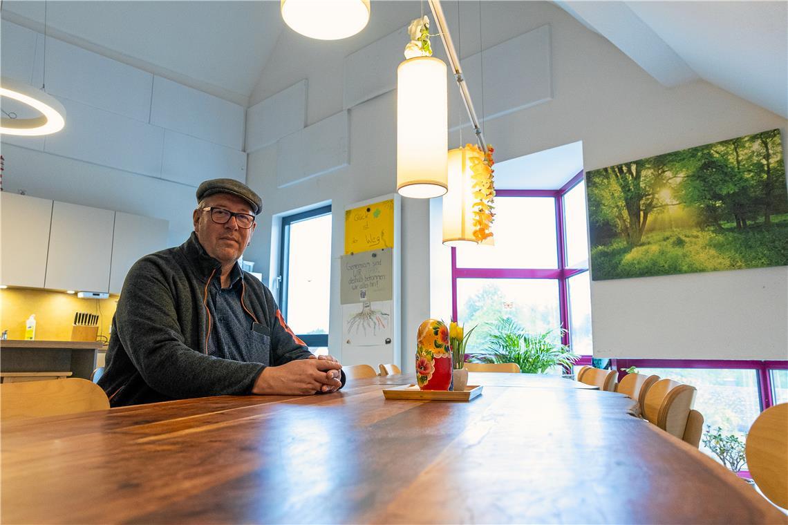 Uwe Steinbrecher, Leiter vor Ort im Haus Samba, am Küchentisch, dem Hauptbegegnungsort der Wohngruppe.  Foto: Alexander Becher