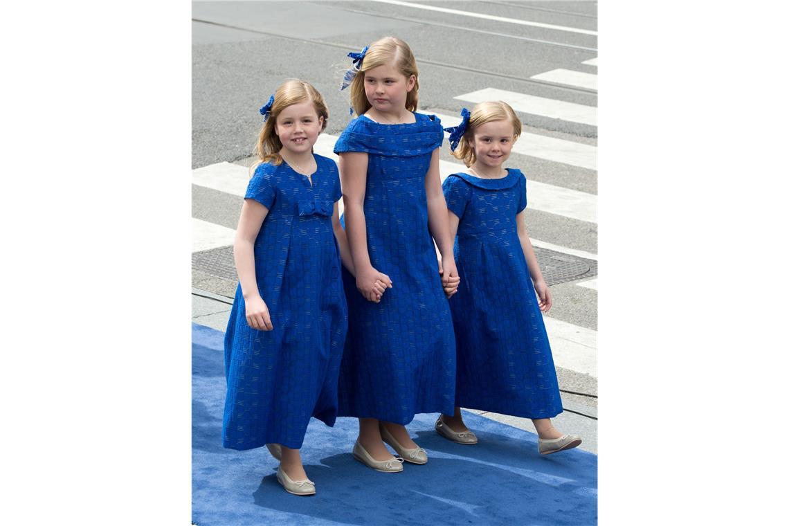 (v. l. n. r.) Prinzessin Alexia, Kronprinzessin Amalia und Prinzessin Ariane der Niederlande treffen am 30. April 2013 in der Nieuwe Kerk in Amsterdam ein, wo die Krönung des neuen Königs stattfindet.