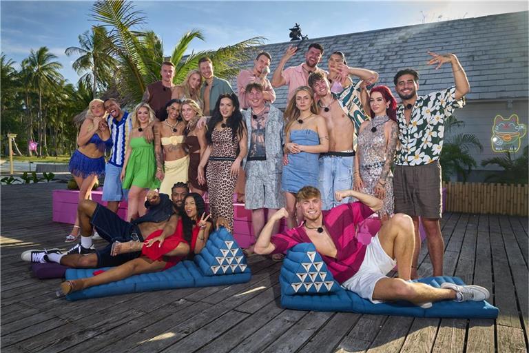 V. o. l.: Xander, Beverly, Olli, Rob, Nico, Nelly, Antonia, Kevin, Elli, Joanna, Sandra Janina, Henna, Jonny, Viki, Lennert, Ariel, Sidar, Calvin O., Hati und Calvin S.