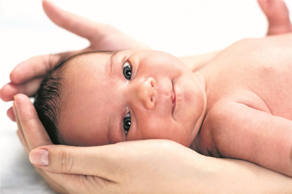 Papa muss die Geburt nicht verpassen Väter dürfen die Geburt ihres Kindes im Kreis miterleben. Symbolfoto: Adobe Stock/K. Dmitrii
