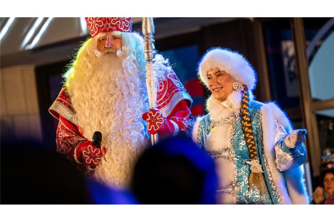 Wer uns während der Weihnachtszeit ins Haus kommt Väterchen Frost wird in Russland von seiner Enkelin Snegurotschka begleitet. (Archivbild)