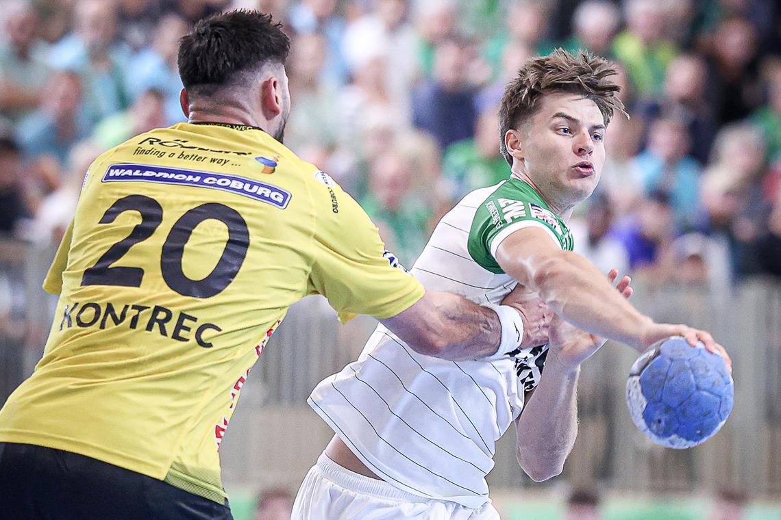 Der Aufsteiger HCOB braucht den ersten Sieg Valentin Abt (rechts) hat nach langer Verletzungspause seine beiden ersten Zweitliga-Spiele im Trikot des HC Oppenweiler/Backnang absolviert. Foto: Alexander Becher