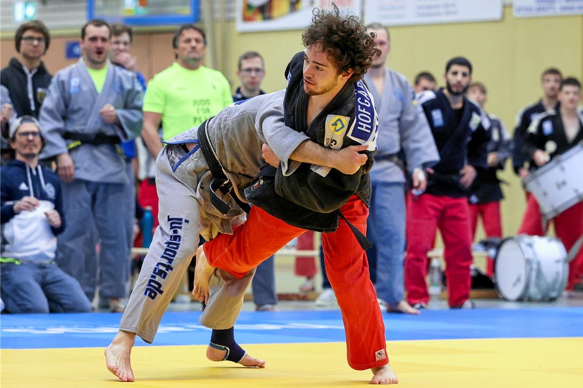 Judoka der TSG Backnang hoffen auf historischen Erfolg Valentin Hofgärtner (rote Hose) will morgen erst in München und dann in Backnang kämpfen. Foto: Alexander Becher