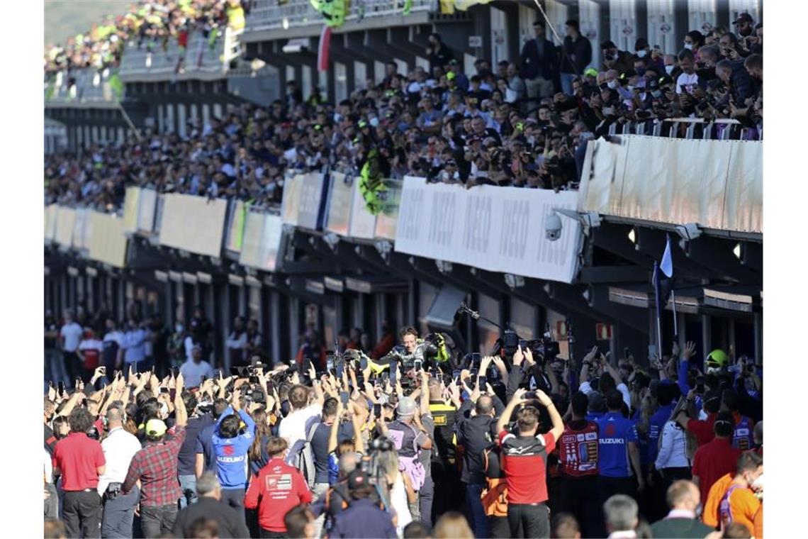 Motorrad-Legende Valentino Rossi sagt „Ciao!“ Valentino Rossi (M) wird zum Abschluss seiner Karriere von den Fans in Spanien gefeiert. Foto: Alberto Saiz/AP/dpa