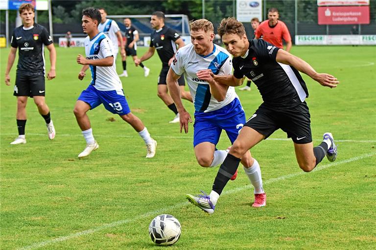 Valentyn Podolsky (rechts) steht in der 41. Minute goldrichtig und erzielt das Tor des Tages in Bissingen. Foto: Tobias Sellmaier