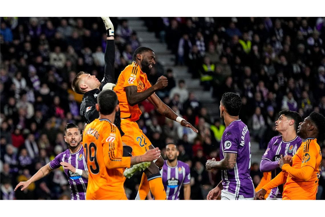 Bilder des Tages Valladolids Torhüter Karl Hein klärt den Ball neben Real Madrids Antonio Rüdiger.