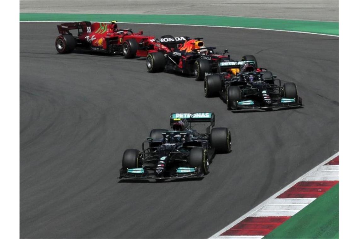 Vettel ohne Chance bei nächstem Hamilton-Sieg Valtteri Bottas führte das Fahrerfeld zu Beginn des Rennens an. Foto: Manu Fernandez/AP/dpa