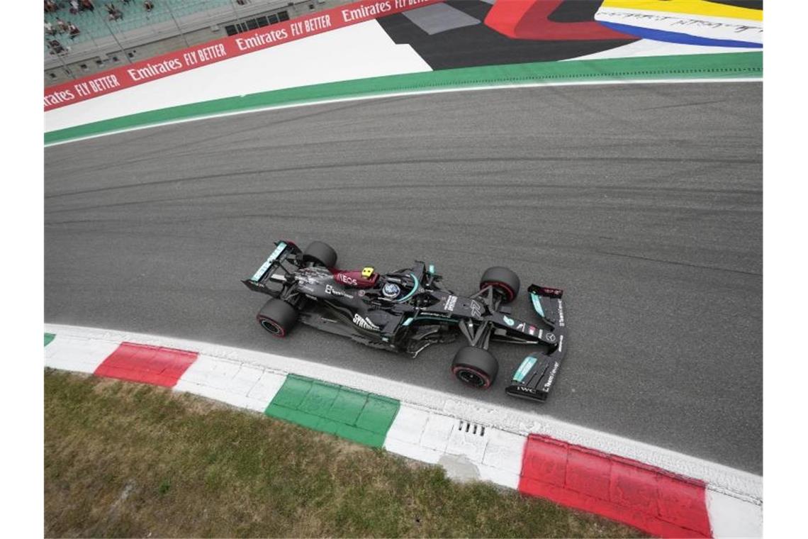 Sprint um die Pole - wird Bottas zum Hamilton-Problem? Valtteri Bottas geht von vorne ins Sprint-Rennen. Foto: Luca Bruno/AP/dpa