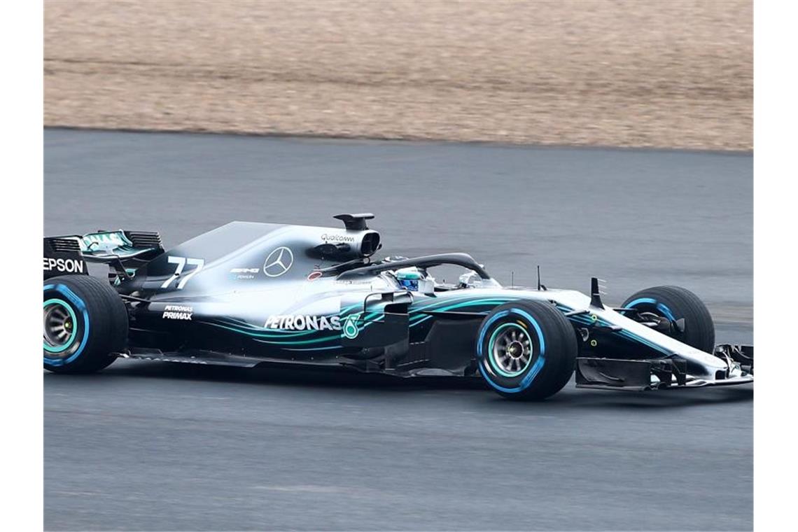 Mercedes absolviert vor Neustart Test in Silverstone Valtteri Bottas kehrte auf der Traditionsstrecke mit einem zwei Jahre alten Auto auf den Asphalt zurück. Foto: Tim Goode/PA Wire/dpa