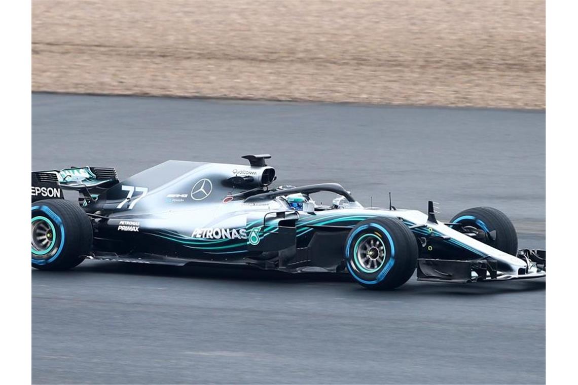 Valtteri Bottas kehrte auf der Traditionsstrecke mit einem zwei Jahre alten Auto auf den Asphalt zurück. Foto: Tim Goode/PA Wire/dpa