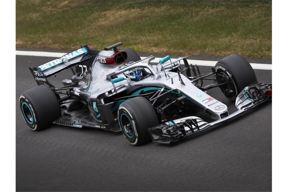 Valtteri Bottas kehrte mit einem zwei Jahre alten Rennwagen auf die Traditionsstrecke zurück. Foto: Steve Etherington/Mercedes-Benz Grand Prix Ltd./dpa