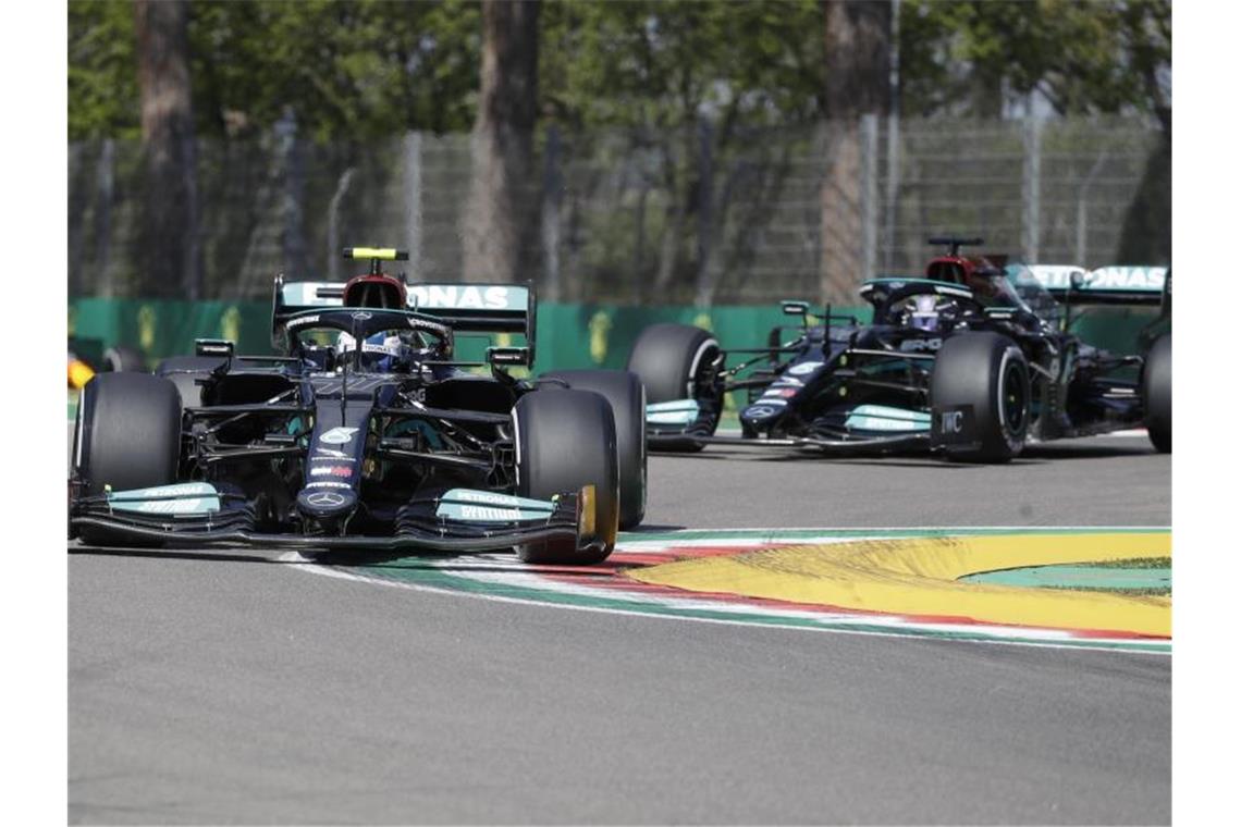 Vettel sieht „Schritt nach vorne“ - Mercedes-Duo vorn Valtteri Bottas (l) rast vor Lewis Hamilton über die Piste in der Emilia-Romagna. Foto: Luca Bruno/AP/dpa