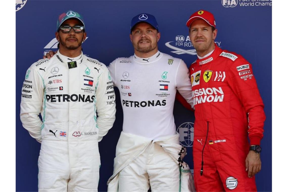 Valtteri Bottas (M) startet in Barcelona von Startplatz eins, vor Teamkollege Lewis Hamilton (l) und Sebastian Vettel. Foto: Manu Fernandez/AP