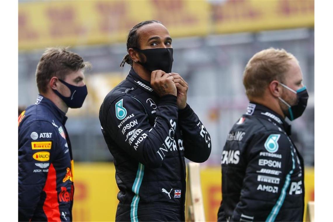 Valtteri Bottas (r) und Max Verstappen (l) fuhren hinter Hamilton auf die Plätze zwei und drei. Foto: Leonhard Foeger/Pool Reuters/AP/dpa