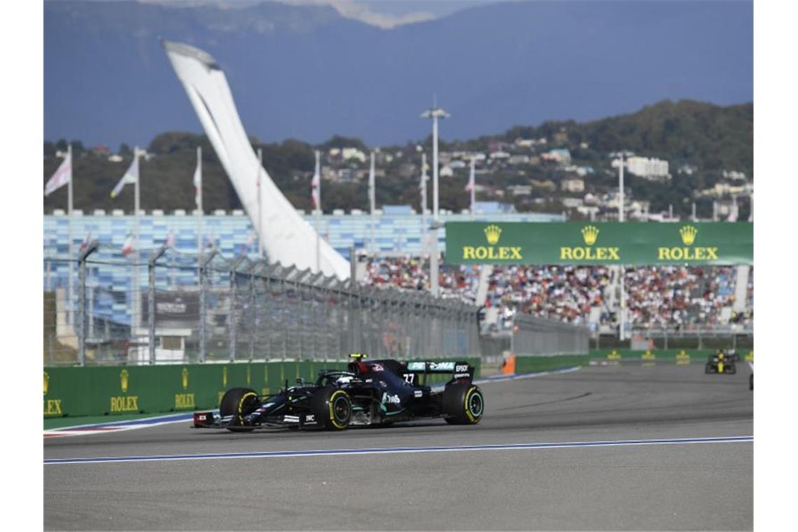 Regel-Irrtum kostet Hamilton den Siegrekord - Bottas vorn Valtteri Bottas staubte in Sotschie Platz eins ab. Foto: Kirill Kudryavtsev/Pool AFP/AP/dpa
