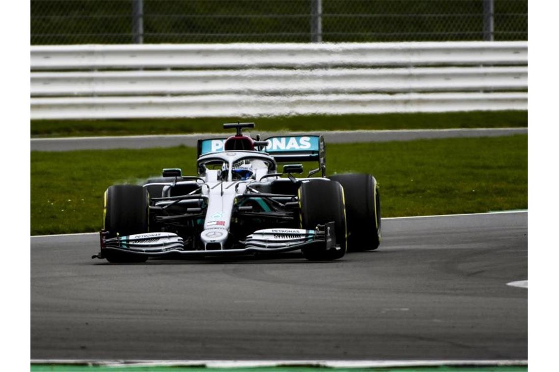 Valtteri Bottas vom Team Mercedes fährt im neuen W11 auf dem Silverstone International Circuit. Foto: Lat Images/MediaPortal Daimler AG/dpa