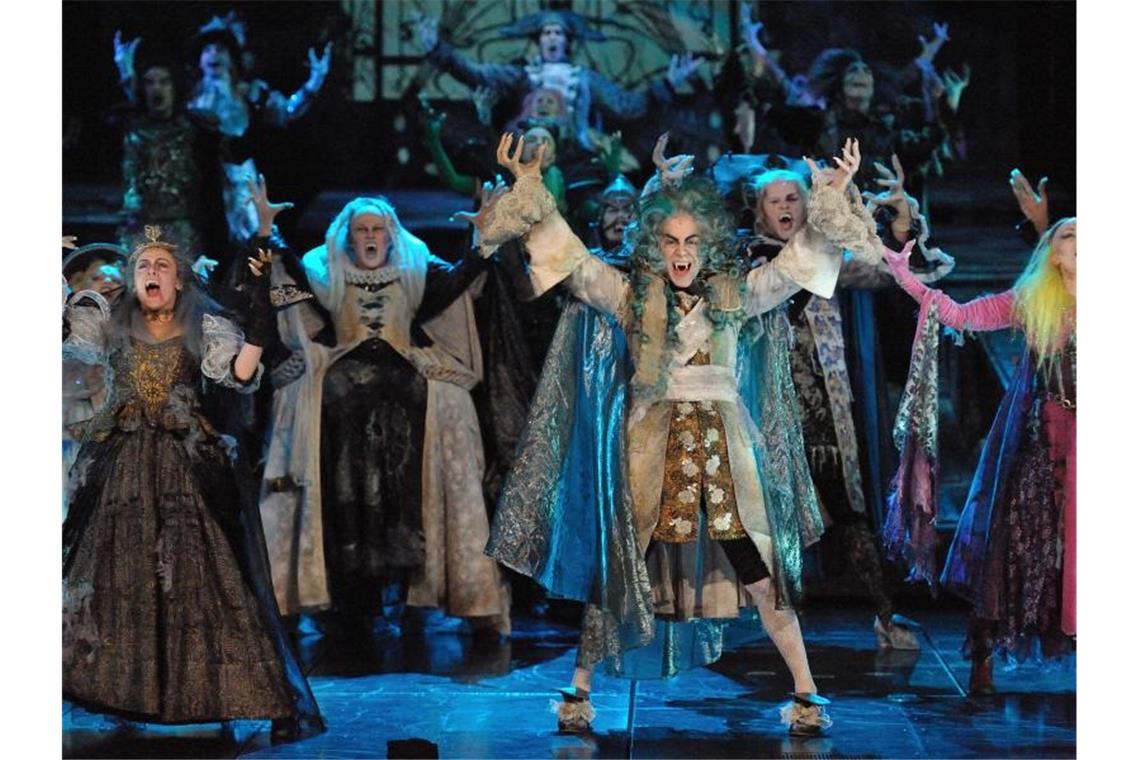 Musicals: Vorerst keine Shows mit Aladdin und Co. Vampirdarsteller stehen am während einer Fotoprobe zu dem Musical „Tanz der Vampire“ auf der Bühne. Foto: picture alliance / dpa