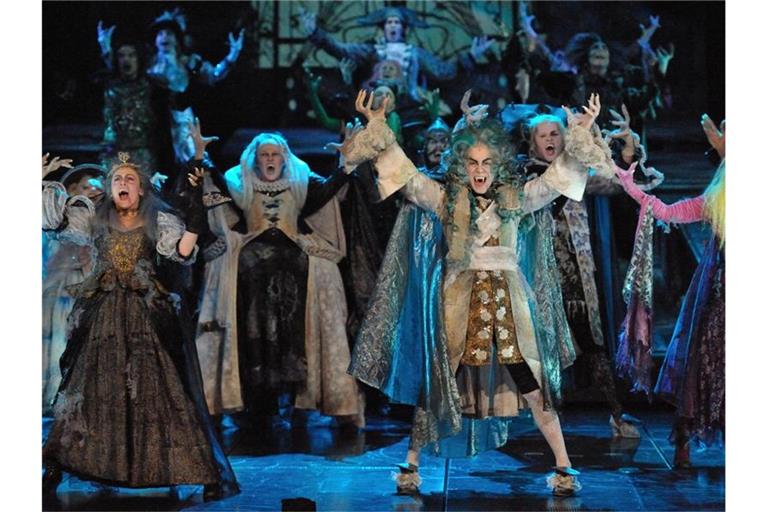Vampirdarsteller stehen zu dem Musical „Tanz der Vampire“ in Stuttgart auf der Bühne. Foto: picture alliance / dpa/Archivbild