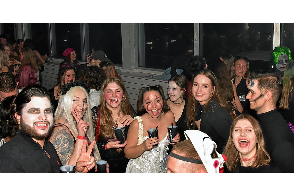 Vampire und gruselig geschminkte Gestalten. CLOUDSEVEN HALLOWEEN-Party in der Ge...